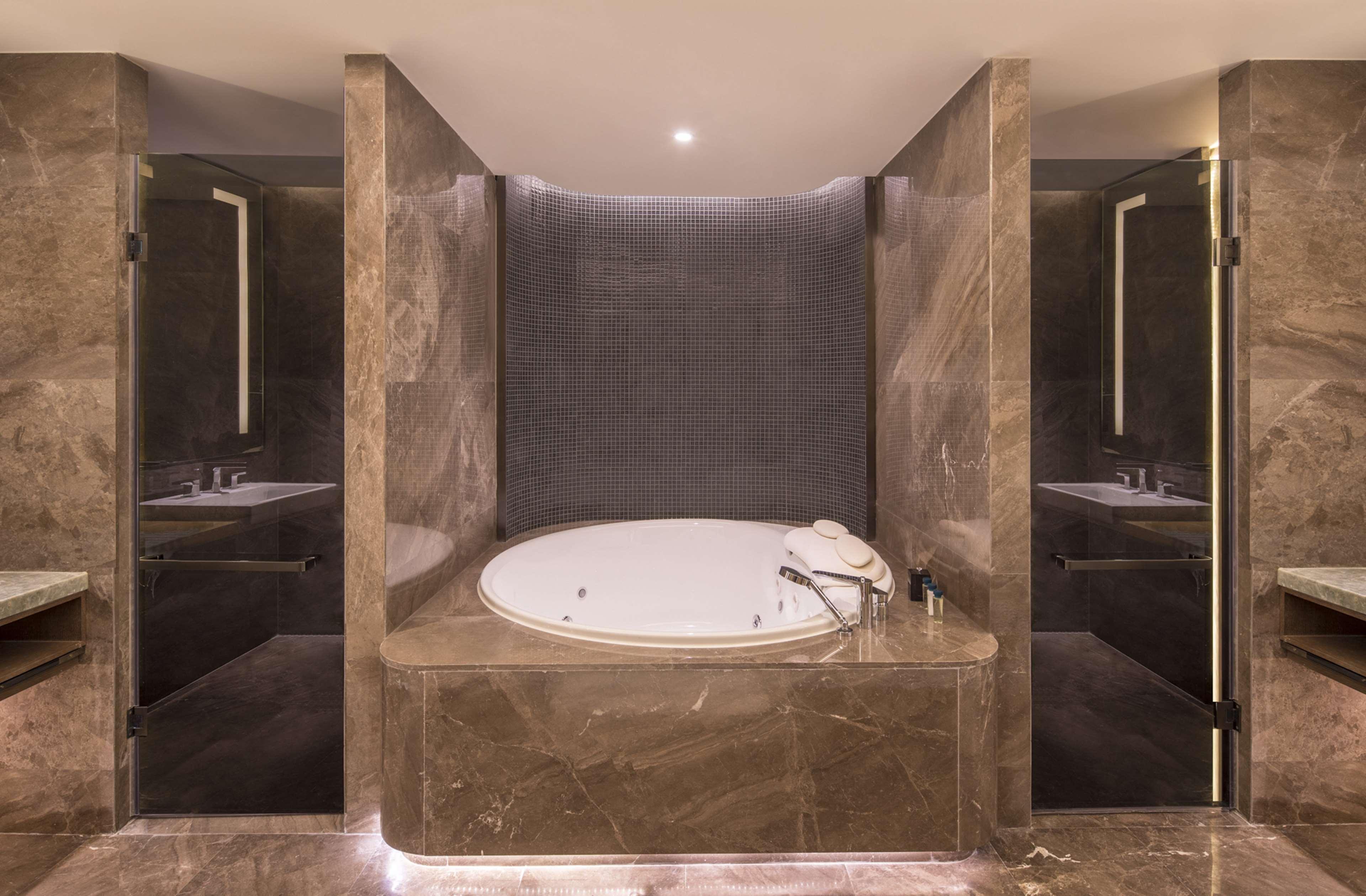 Doubletree By Hilton Hotel Shenzhen Longhua, Near Huawei, Foxcnn, Shenzhen North Railway, Uniwalk & Uniworld Shopping Mall, Sam'S Club Buitenkant foto