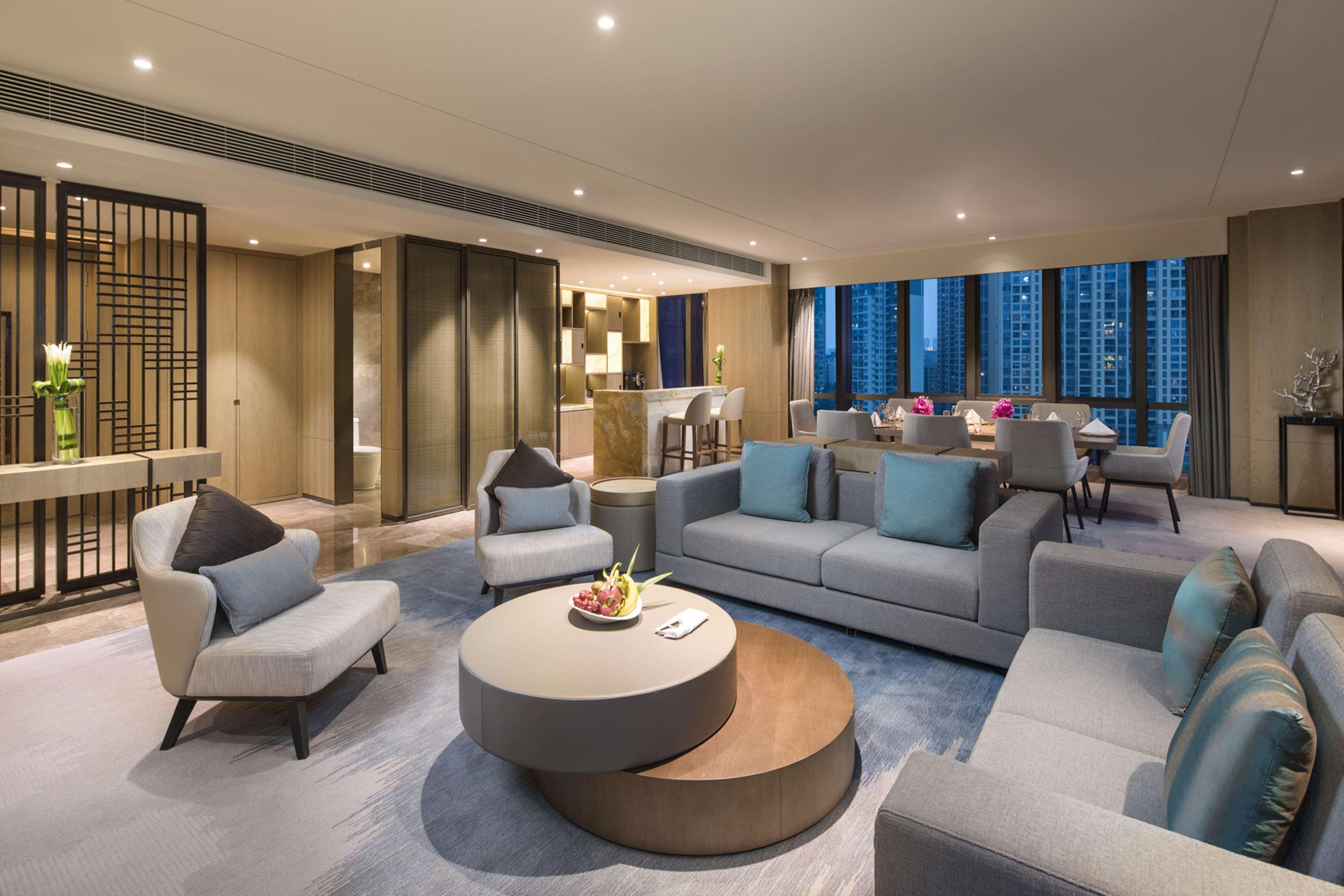 Doubletree By Hilton Hotel Shenzhen Longhua, Near Huawei, Foxcnn, Shenzhen North Railway, Uniwalk & Uniworld Shopping Mall, Sam'S Club Buitenkant foto